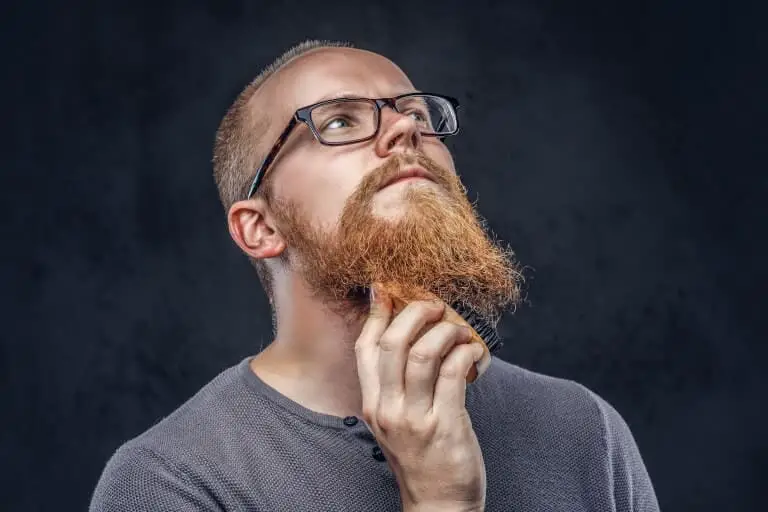 Man som borstar sitt skägg